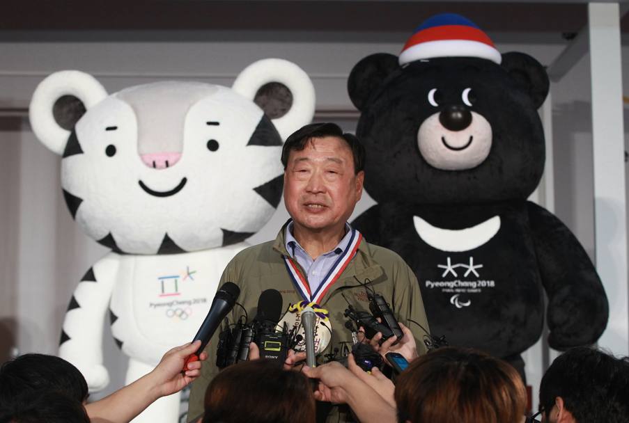 Lee Hee-beom, il presidente del comitato promotore dei Giochi olimpici e parolimpici invernali a PyeongChang in Corea del Sud nel 2018, durante la cerimonia di presentazione con le mascot (Ap)